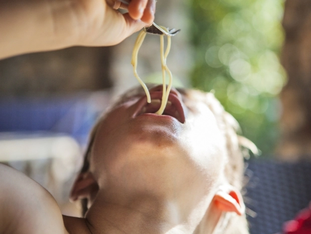 dziecko jedzące makaron